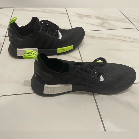Adidas Men’s NMD_R1 Core Black Signal Green Sneakers Mens - Picture 2 of 6